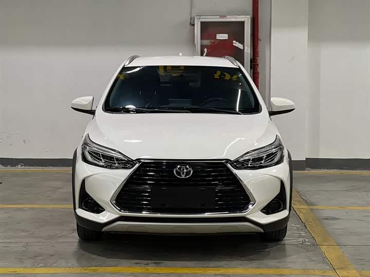 Фото 2 - Toyota Yaris L Hatchback