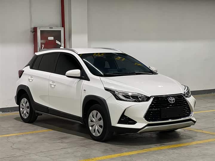 Фото 3 - Toyota Yaris L Hatchback