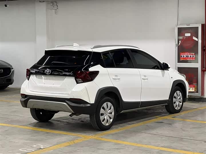 Фото 5 - Toyota Yaris L Hatchback