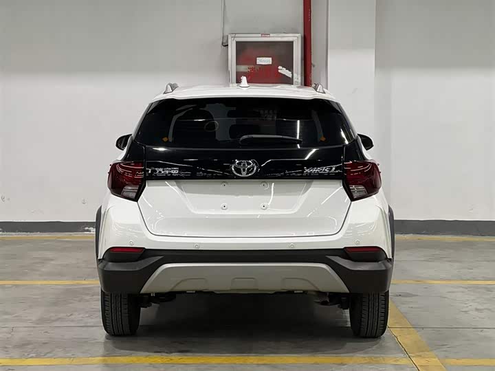 Фото 6 - Toyota Yaris L Hatchback