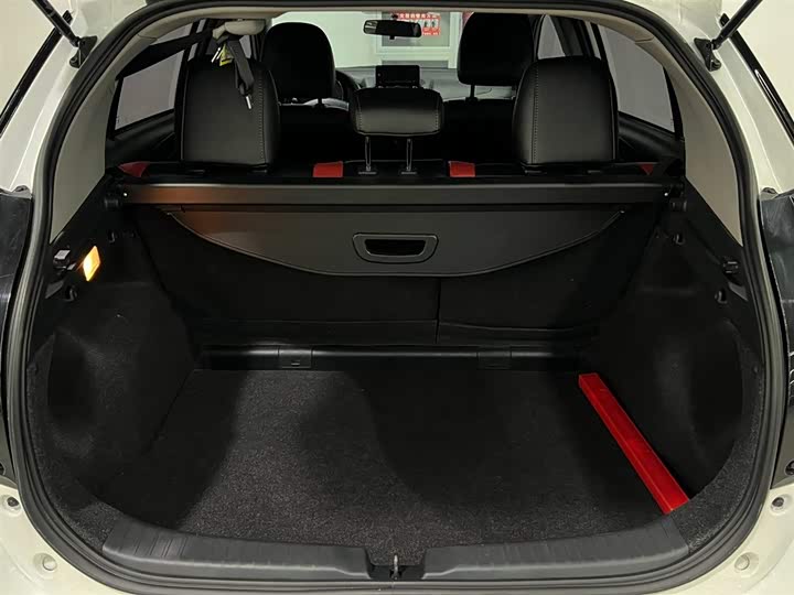 Фото 7 - Toyota Yaris L Hatchback