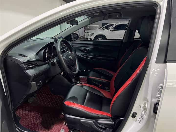 Фото 8 - Toyota Yaris L Hatchback