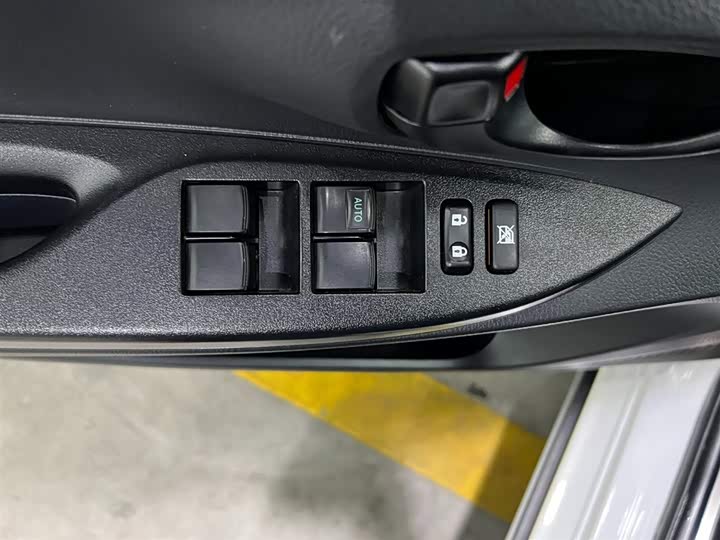 Фото 9 - Toyota Yaris L Hatchback