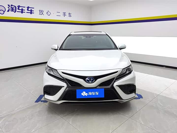 Фото 2 - Toyota Camry