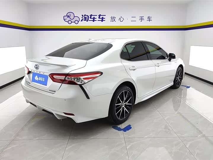 Фото 3 - Toyota Camry