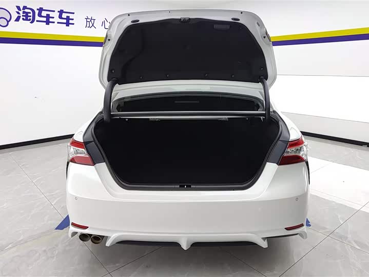 Фото 4 - Toyota Camry