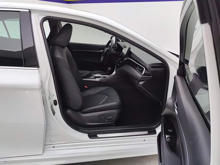 Фото 8 - Toyota Camry