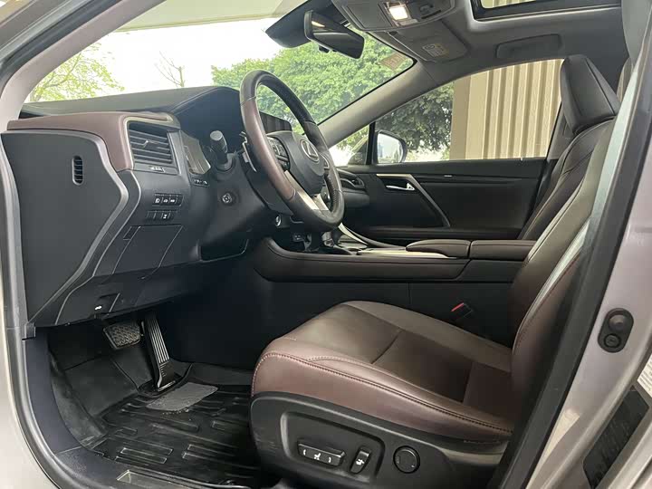 Фото 4 - Lexus RX