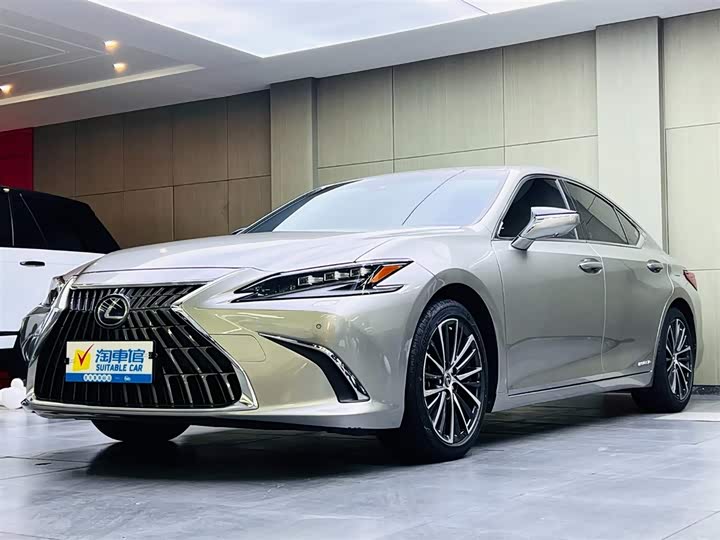 Фото 1 - Lexus ES