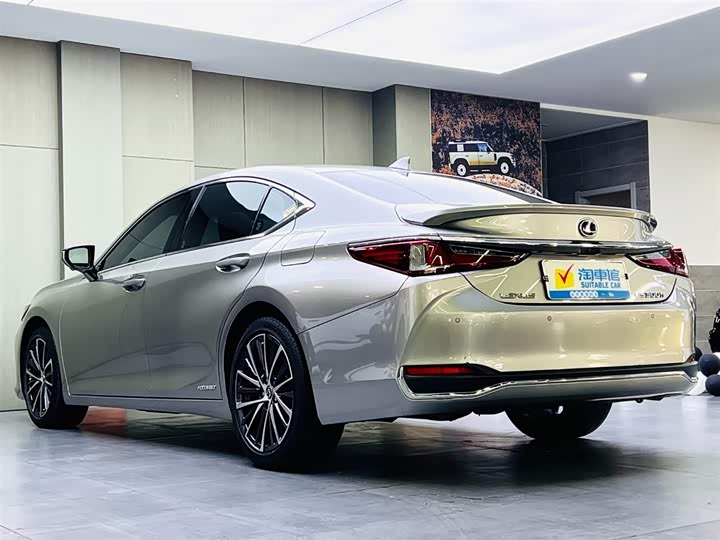 Фото 6 - Lexus ES
