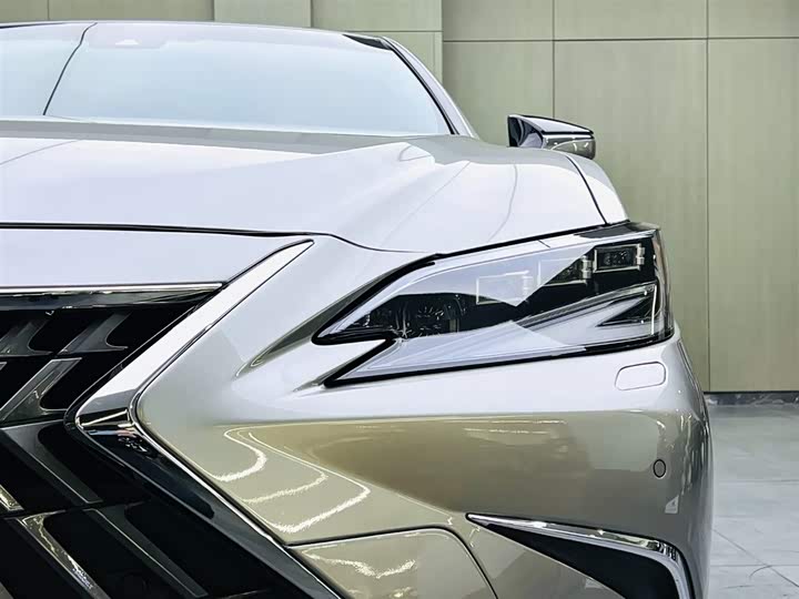 Фото 7 - Lexus ES