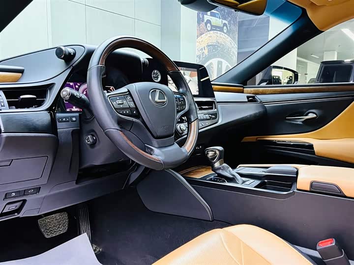 Фото 8 - Lexus ES