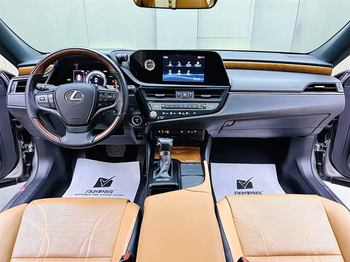 Фото 9 - Lexus ES