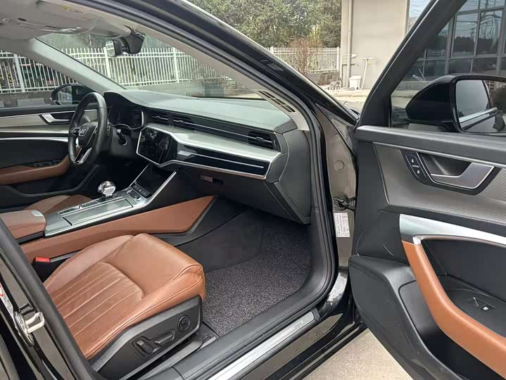 Фото 4 - Audi A6L