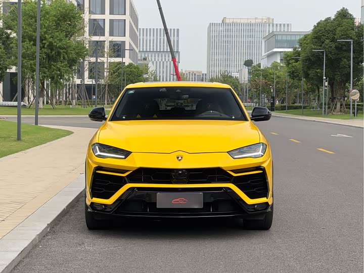Фото 2 - Lamborghini Urus
