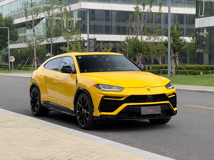 Фото 3 - Lamborghini Urus
