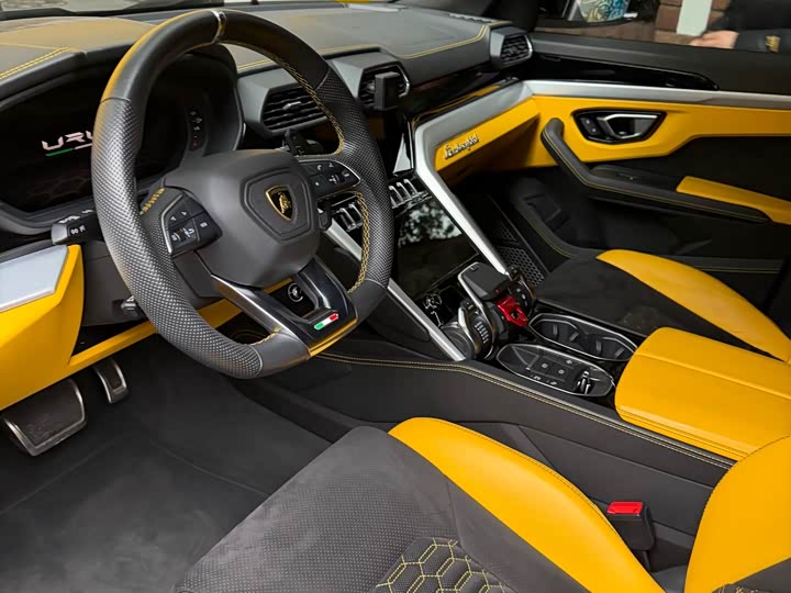 Фото 8 - Lamborghini Urus