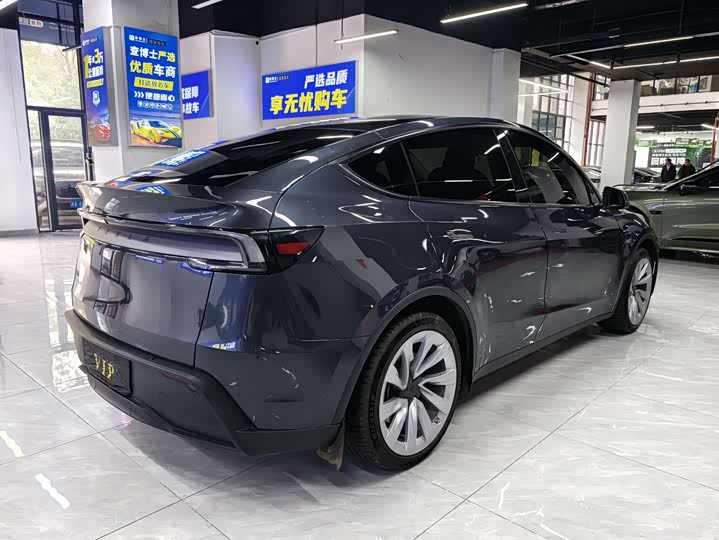Photo 8 - Tesla Model Y