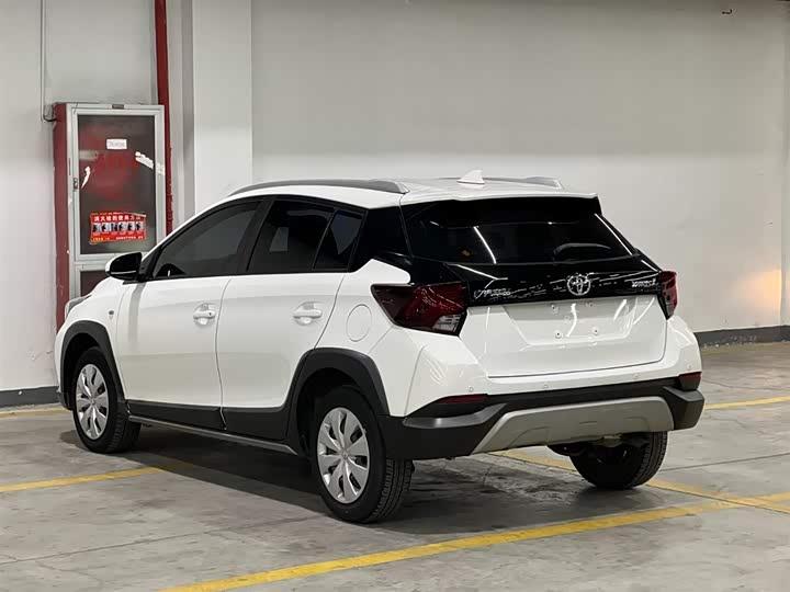 Photo 4 - Toyota Yaris L Hatchback