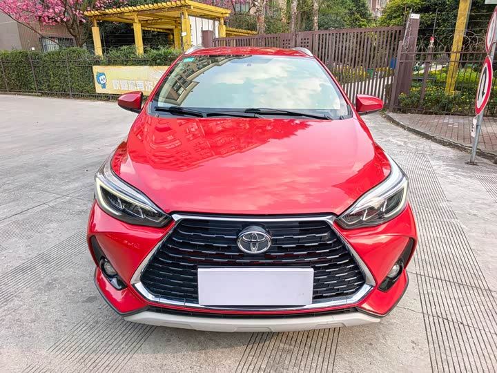 Фото 2 - Toyota Yaris L Hatchback