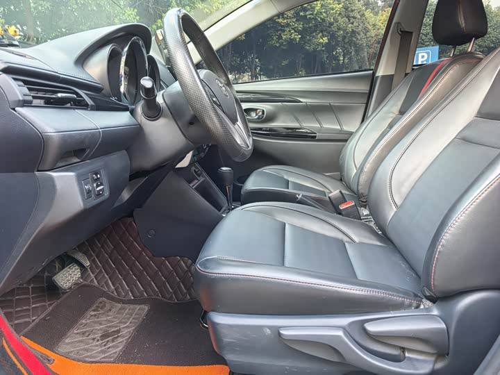 Фото 4 - Toyota Yaris L Hatchback