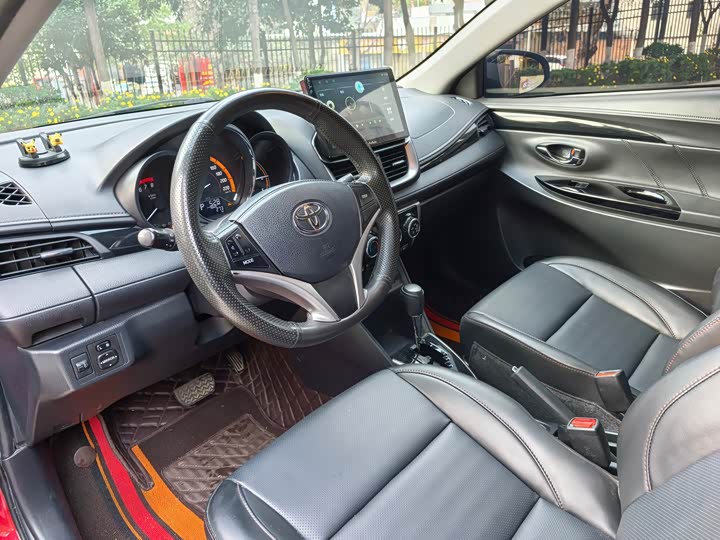 Фото 5 - Toyota Yaris L Hatchback