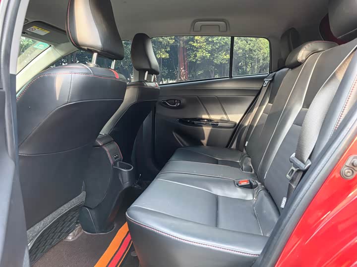 Фото 6 - Toyota Yaris L Hatchback