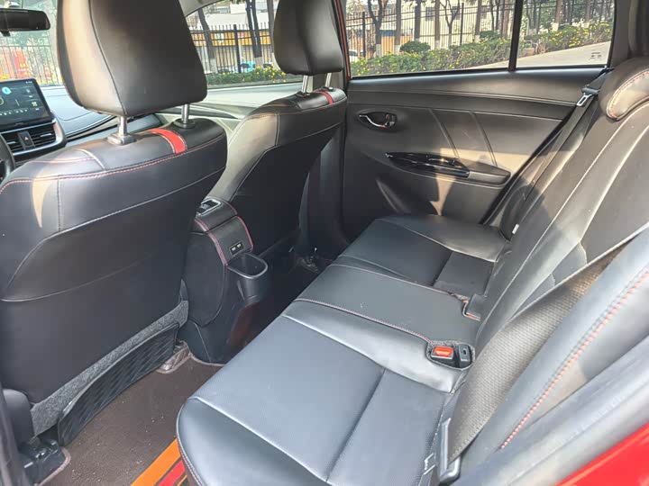 Фото 7 - Toyota Yaris L Hatchback