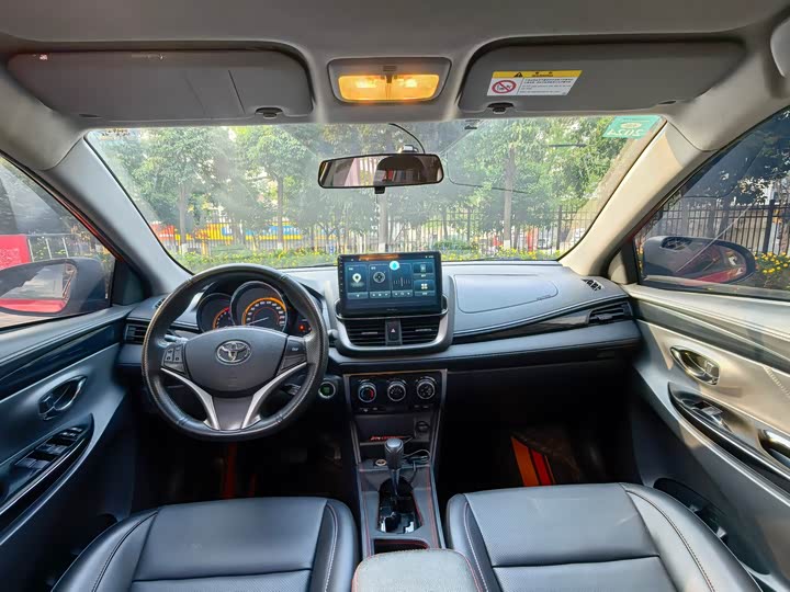 Фото 8 - Toyota Yaris L Hatchback