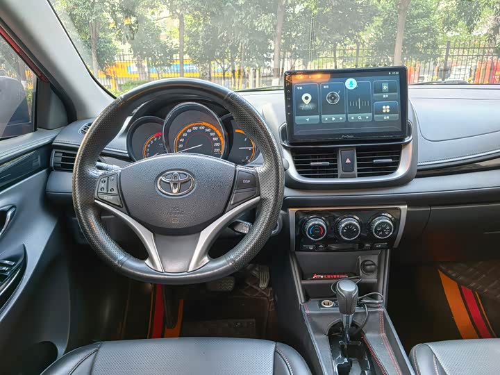 Фото 9 - Toyota Yaris L Hatchback