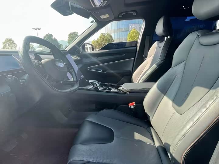 Фото 4 - Geely Atlas