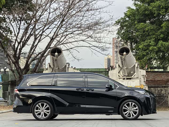 Photo 3 - Toyota Sienna