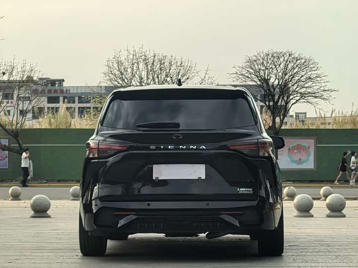 Photo 6 - Toyota Sienna