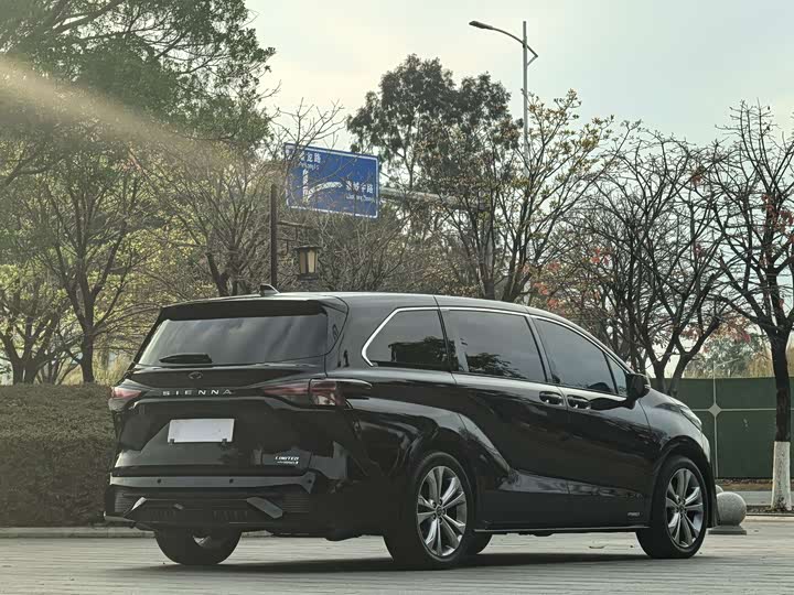 Photo 7 - Toyota Sienna