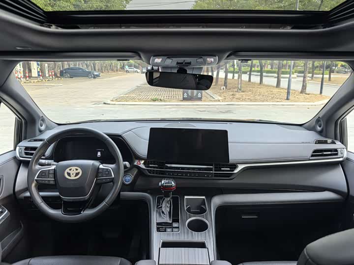 Photo 9 - Toyota Sienna