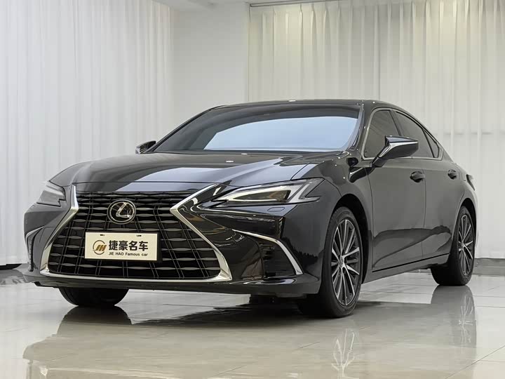 Фото 1 - Lexus ES