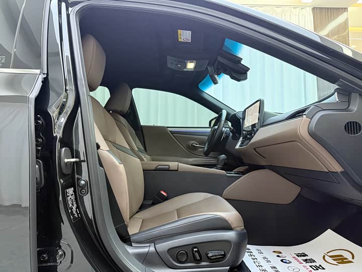 Фото 8 - Lexus ES