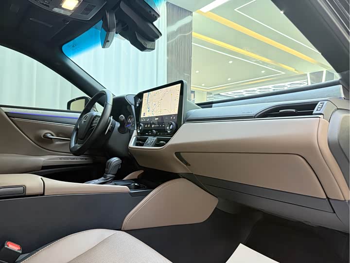 Фото 9 - Lexus ES