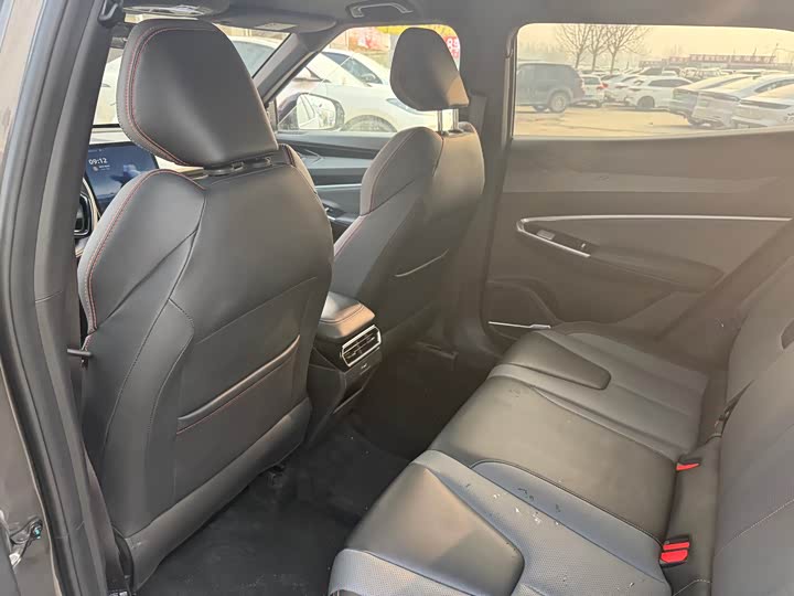 Фото 8 - Geely Atlas