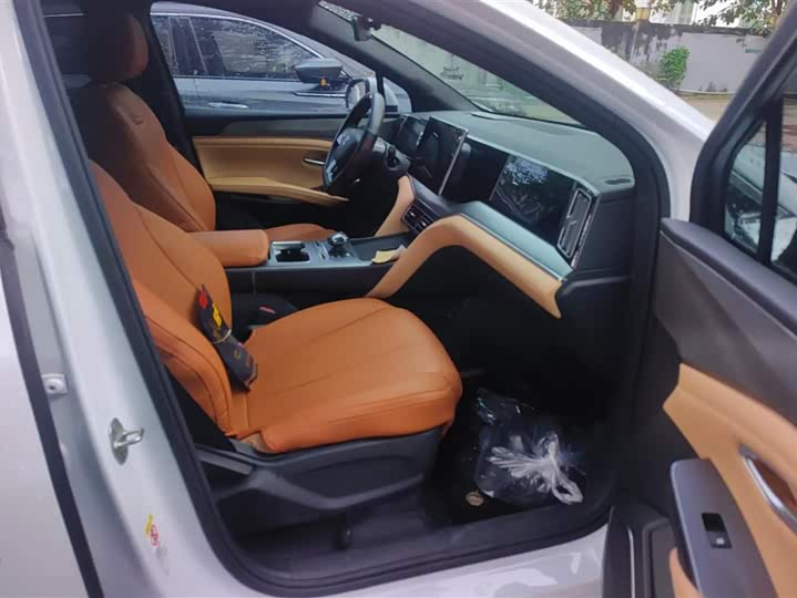 Photo 8 - BYD Song L DM-i Hybrid