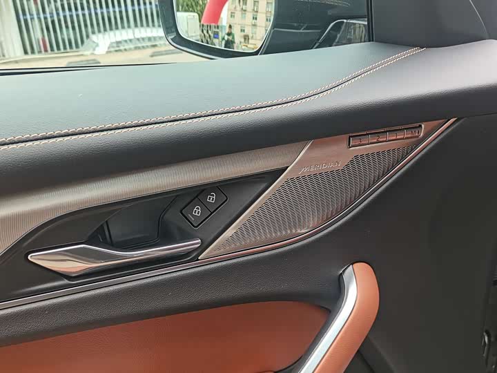 Фото 4 - Jaguar F-Pace