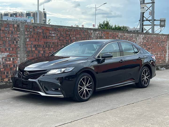 Фото 1 - Toyota Camry