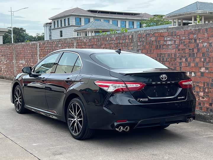 Фото 2 - Toyota Camry