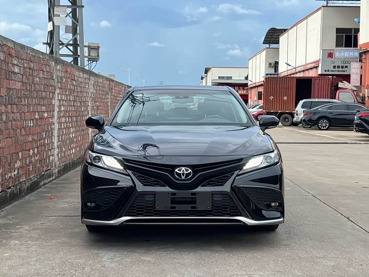 Фото 4 - Toyota Camry