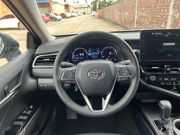 Фото 6 - Toyota Camry