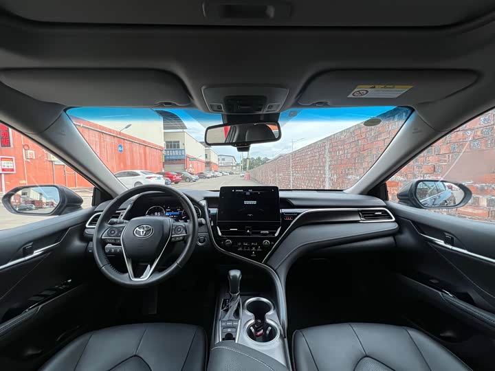 Фото 7 - Toyota Camry