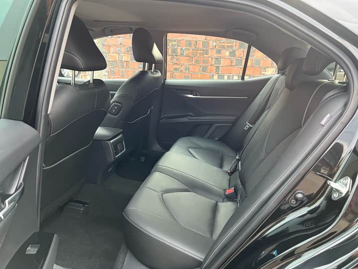 Фото 8 - Toyota Camry