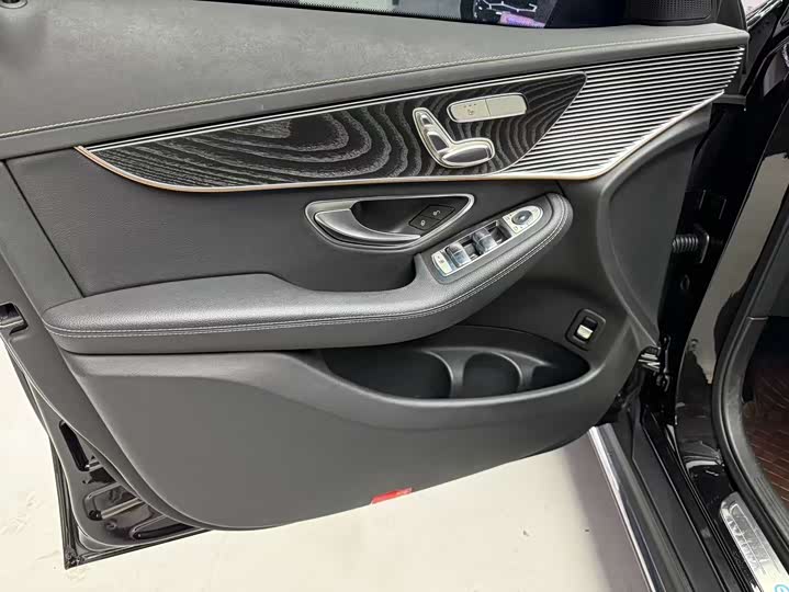 Photo 6 - Mercedes-Benz EQC