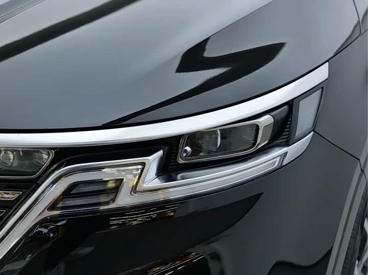 Photo 9 - Kia Carnival