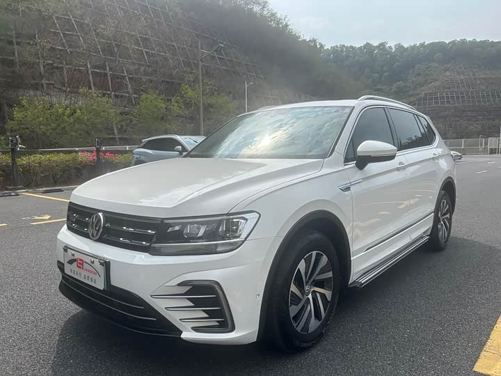 Фото 1 - Volkswagen Tiguan L Hybrid